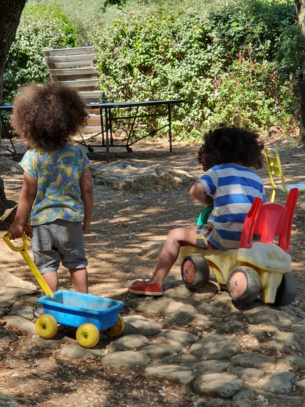 Les enfants jouent pendant qu'on mange une glace